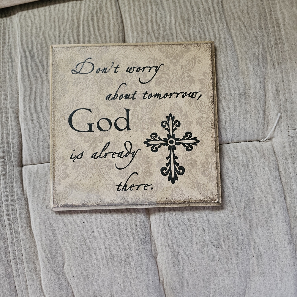 Inspirational Wall Plaque with Cross Design